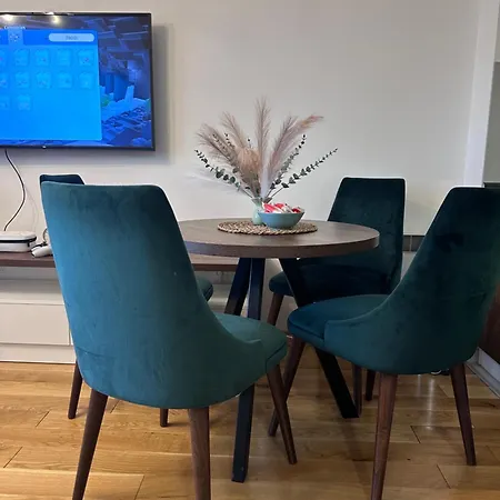 Woodland Strawberry - Titova Apartament